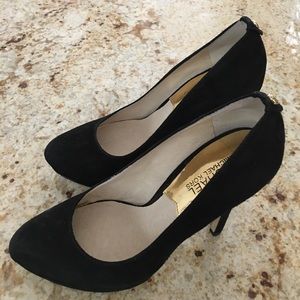 Michael Kors  size 7M pump in black suede