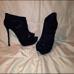 Aldo black and mesh heals