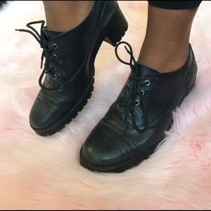 Aerosoles heeled lace up oxfords