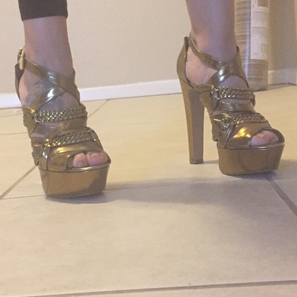 Jessica Simpson gold heels size 7.5