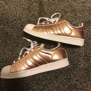 Rose gold Adidas Superstars 😍😍