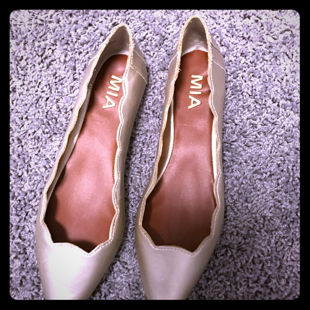 Brand new scalloped flats. Gold size 6. MIA