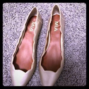 Brand new scalloped flats. Gold size 6. MIA
