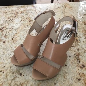 Michael Kors Size 6.5M Platform Leather Sandals