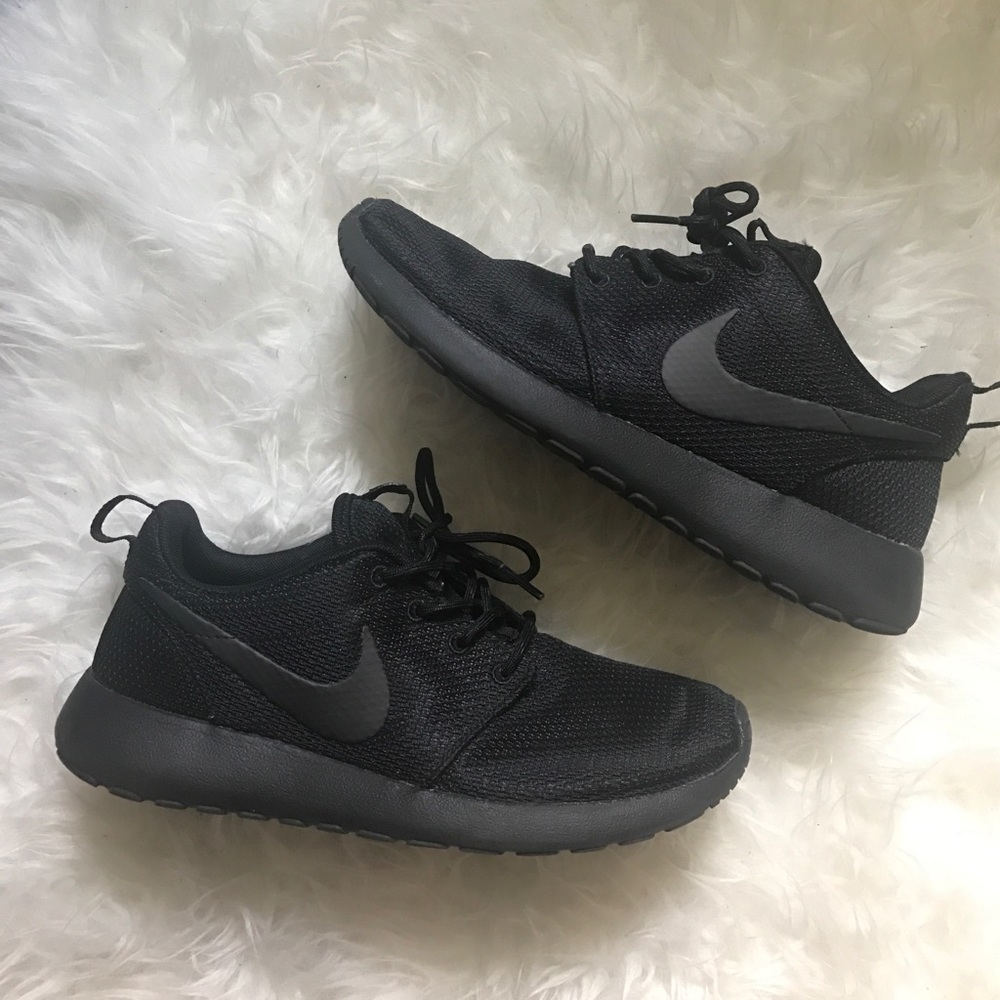 Women's Nike Roshe All Black Size 7.5