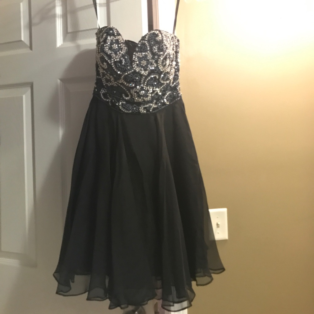 Stunning size 2 Sherri Hill homecoming dress