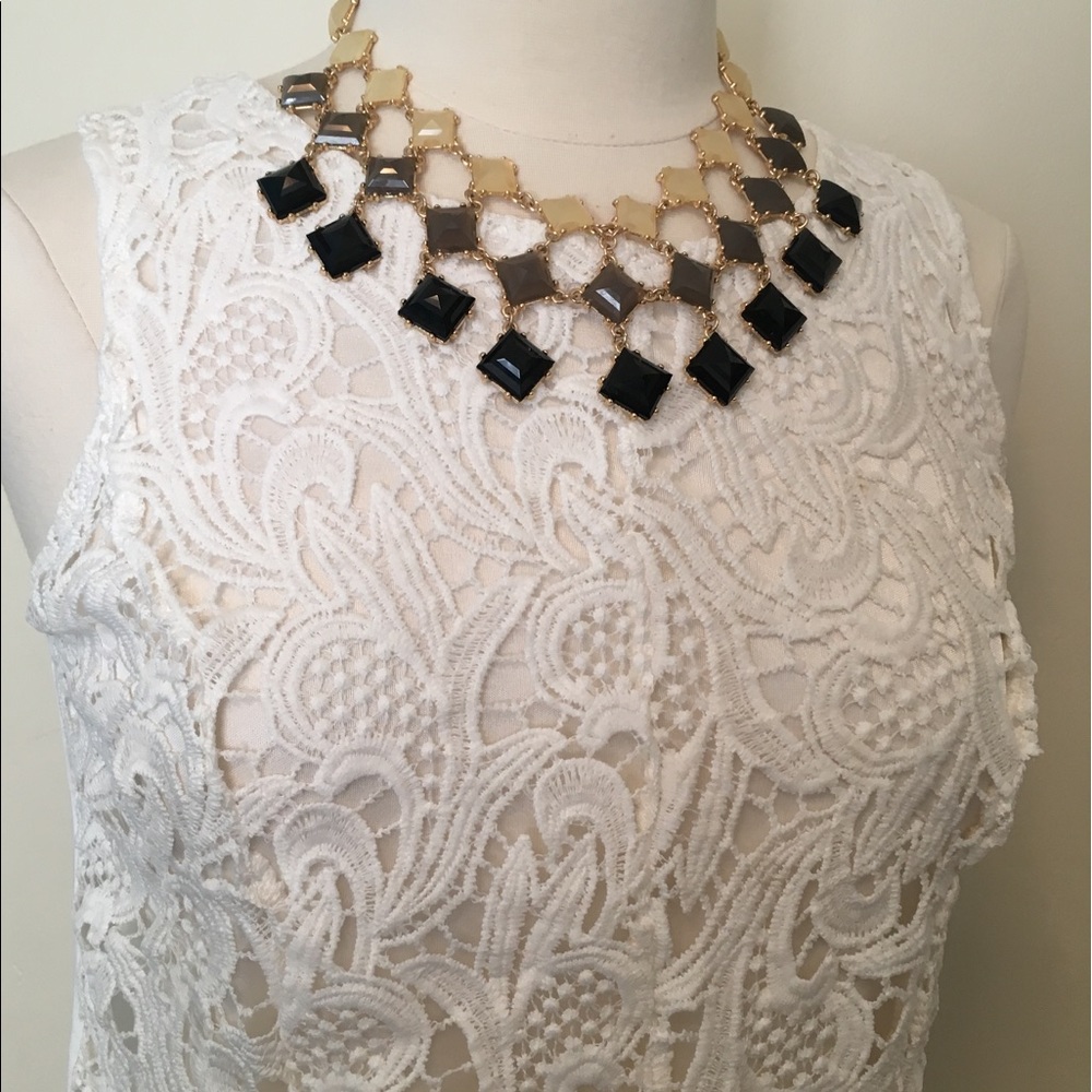 ❤️HP❤️Sleeveless petite beautiful lace top - Picture 2 of 8