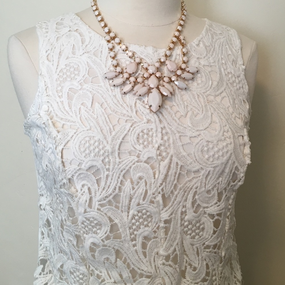 ❤️HP❤️Sleeveless petite beautiful lace top