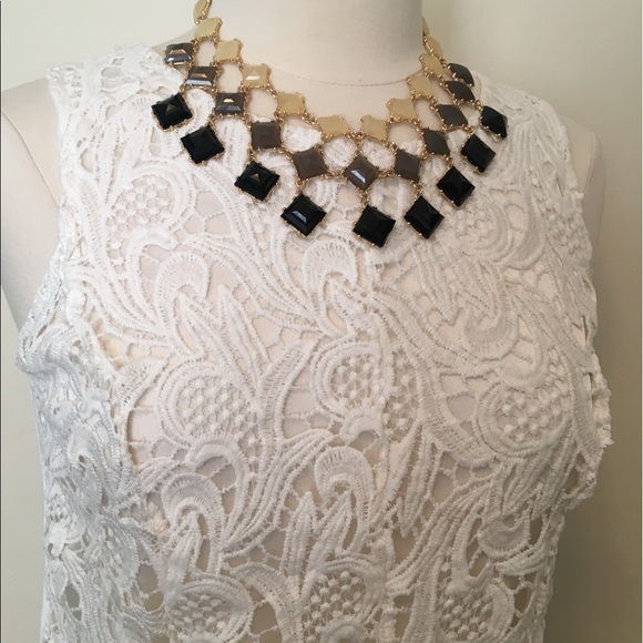 ❤️HP❤️Sleeveless petite beautiful lace top - Picture 2 of 8