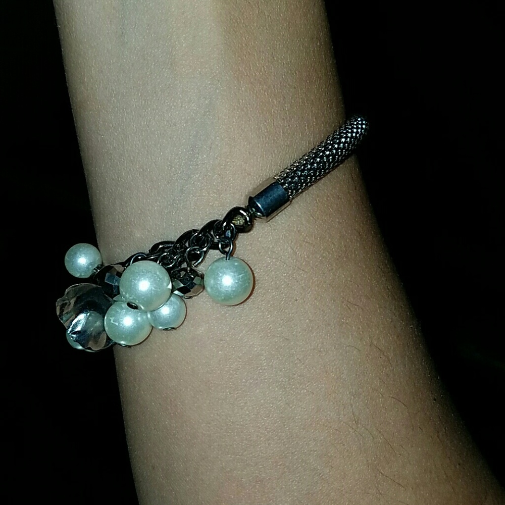 Costume jewelry bracelet w pearls