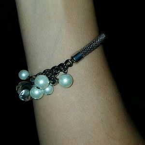 Costume jewelry bracelet w pearls