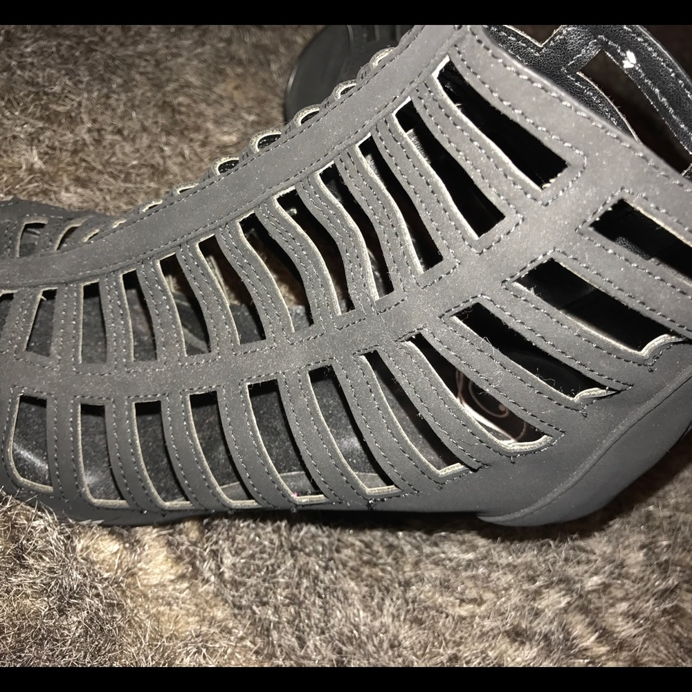 Cage-Style Heel - Picture 2 of 2