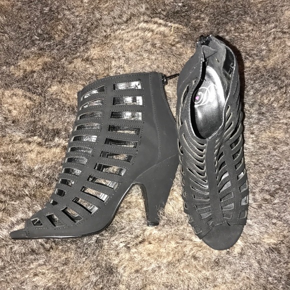 Cage-Style Heel - Picture 1 of 2