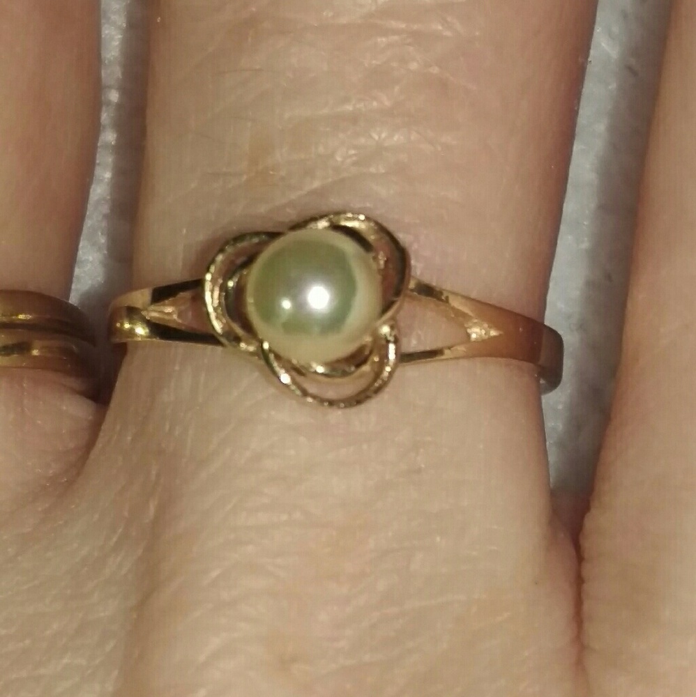 14kt genuine Pearl knot ring.