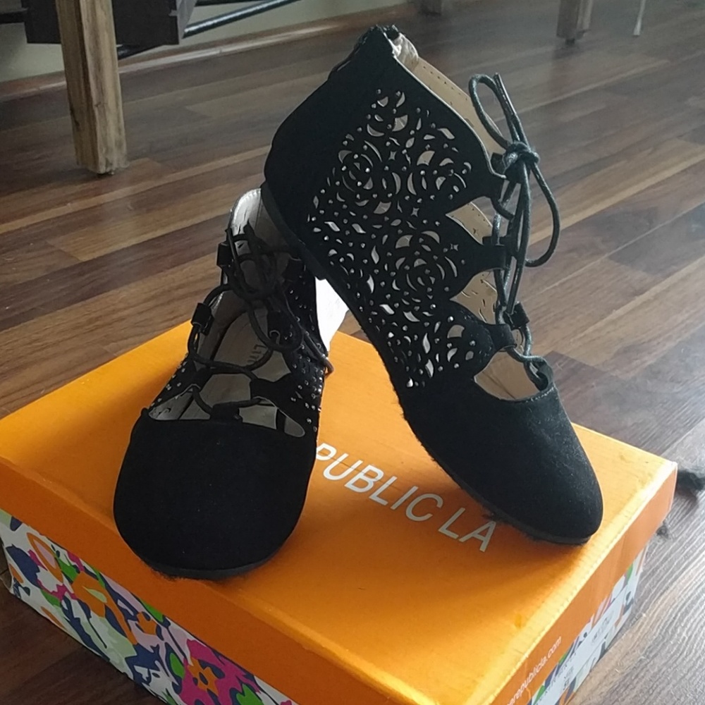 Link Black Lace Up  Perferated Flats