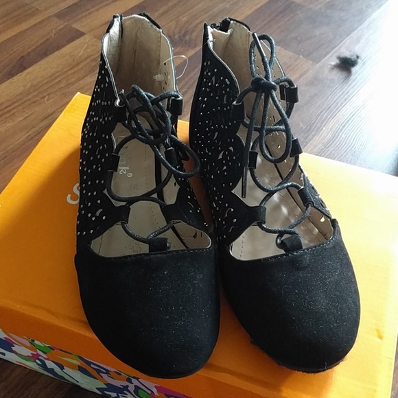 Link Black Lace Up  Perferated Flats - Picture 2 of 6