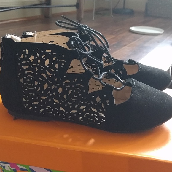 Link Black Lace Up  Perferated Flats - Picture 3 of 6