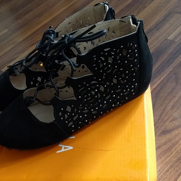 Link Black Lace Up  Perferated Flats - Picture 6 of 6