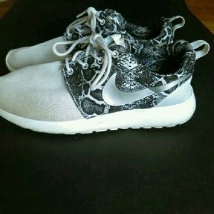 Nike roshe run shoes
