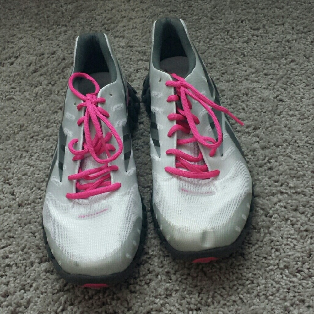 Comfortable pair of Reebok tennis shoes!!