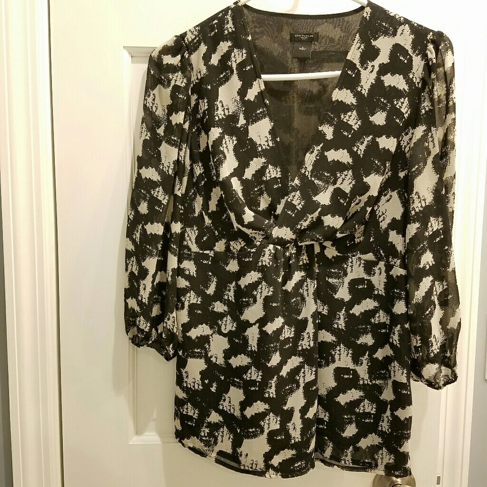 Ann Taylor V neck 3/4 sleeve top