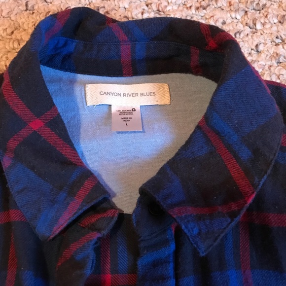 SOLD 🔴Plaid long sleeve button down SOLD🔴 - Picture 2 of 2