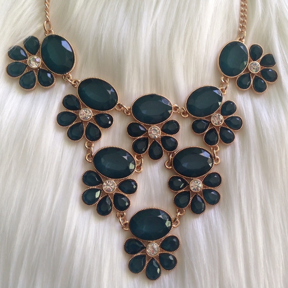 🌹A Gorgeous Classic Floral Necklace