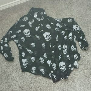 Awesome skull flowy top!
