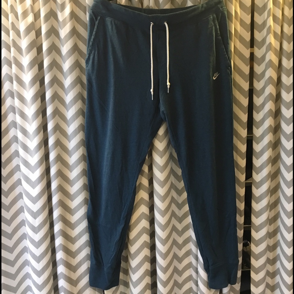 Excellent condition Nike sweatpants.  Size Large