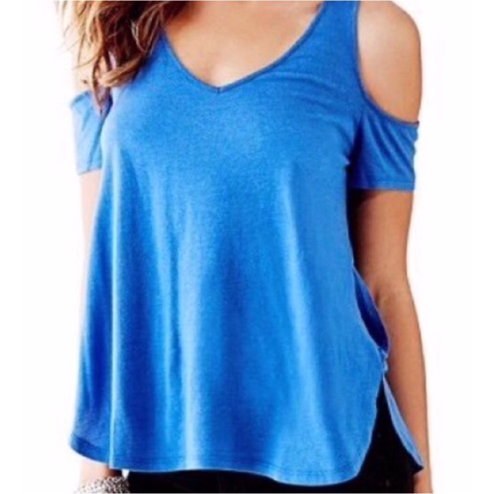 DONATED BNWT Guess Cold Shoulder Side Split Tee
