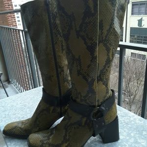 Leather skin Italian made boots.