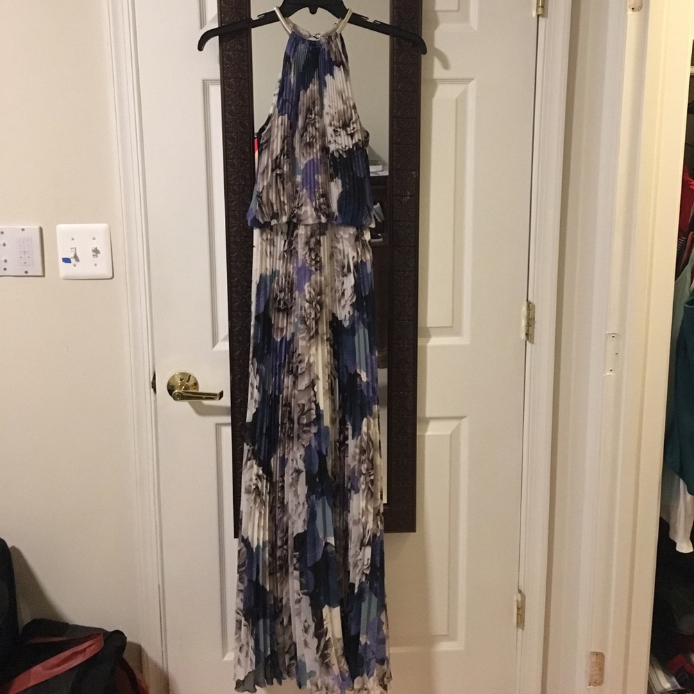Pleated floral gown - Picture 3 of 4