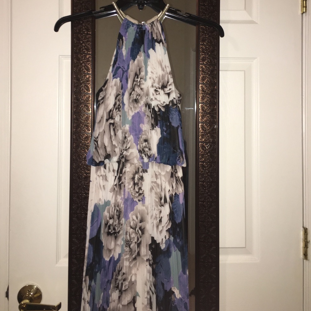 Pleated floral gown - Picture 4 of 4