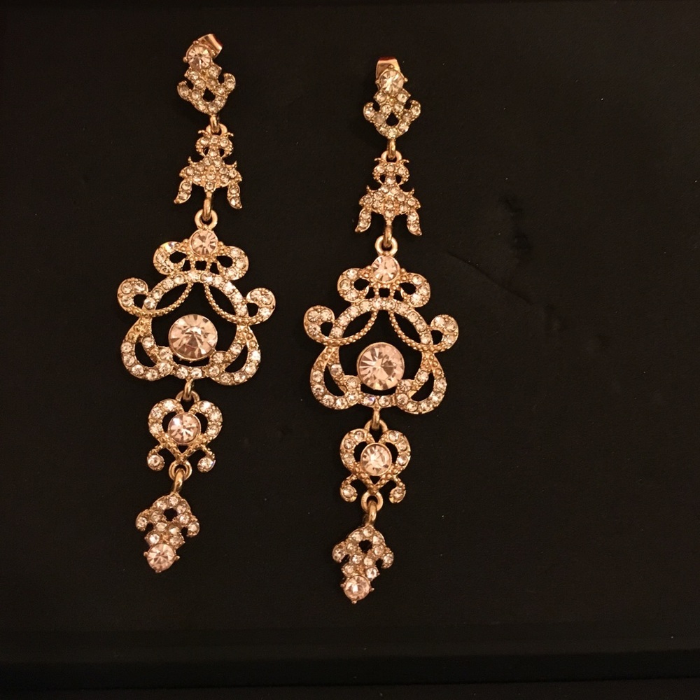 💥Gold  toned rhinestone earrings💥