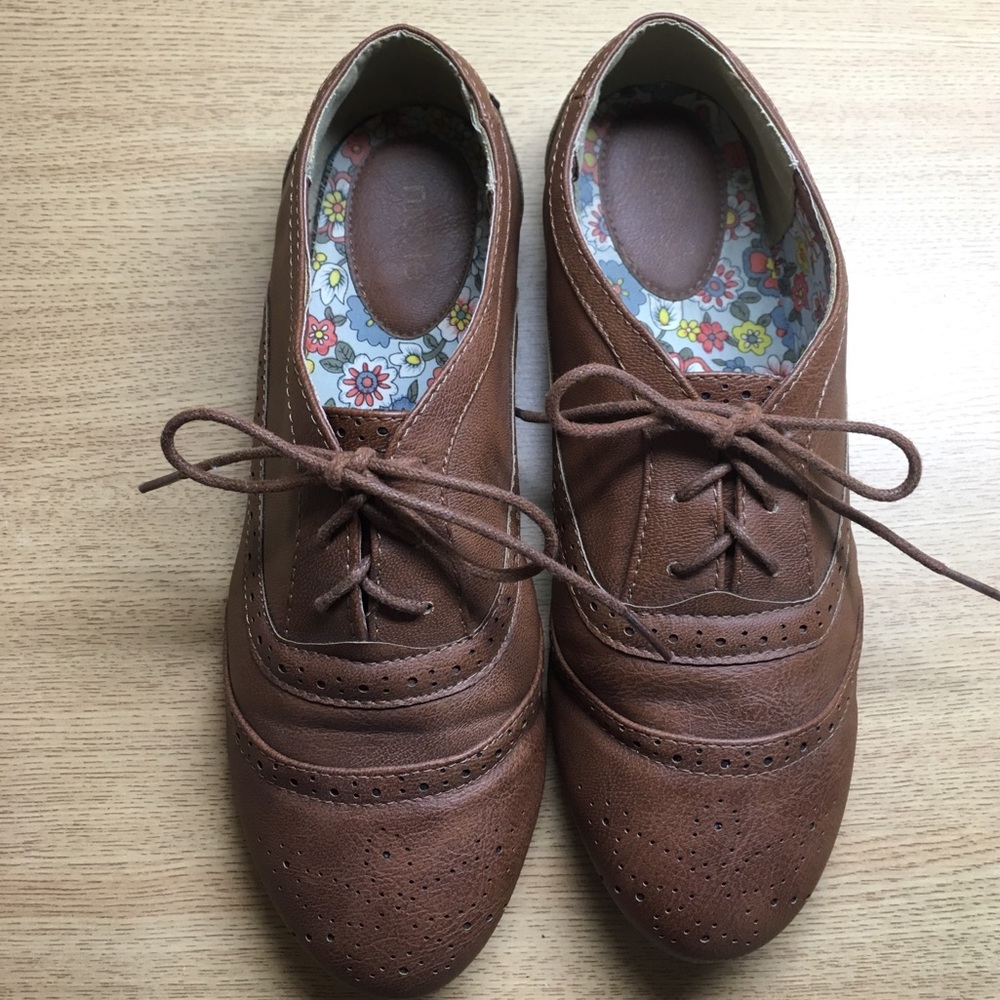 Leather lace up shoes with toe detail