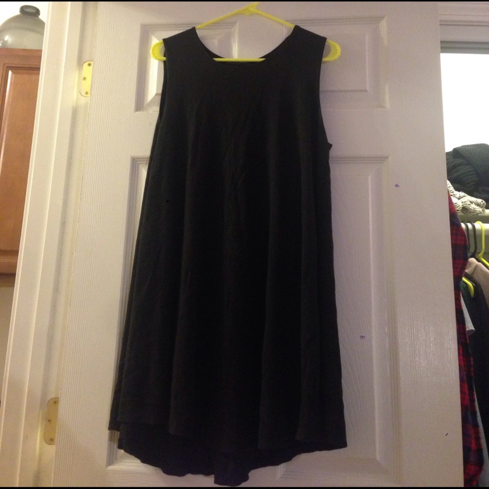 Black sleeveless dress