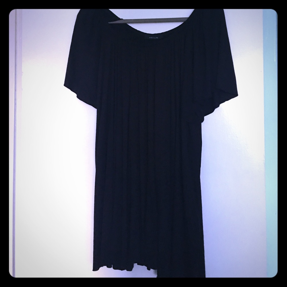 Kaitlyn Black Off the Shoulder Tunic size L
