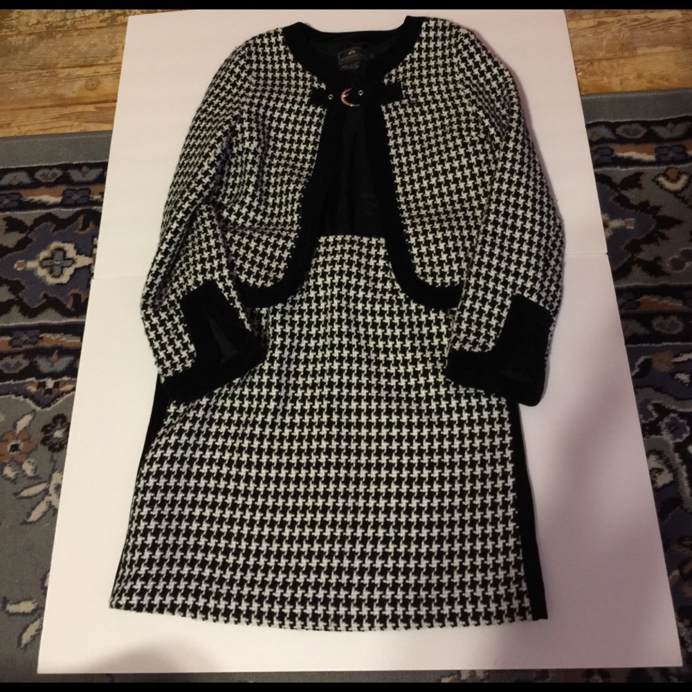 Houndstooth British Khaki Suit. Size 6