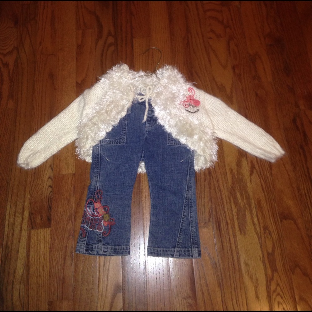 Pampolina Jeans and Sweater.