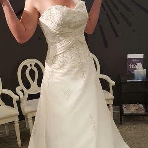 Beautiful Brand new Wedding dress and Tierra