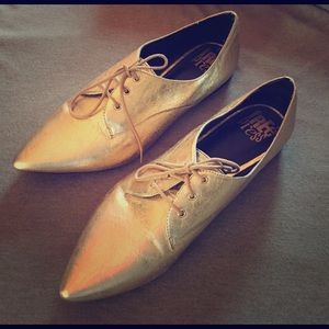 Super fun Gold pointed toe flat