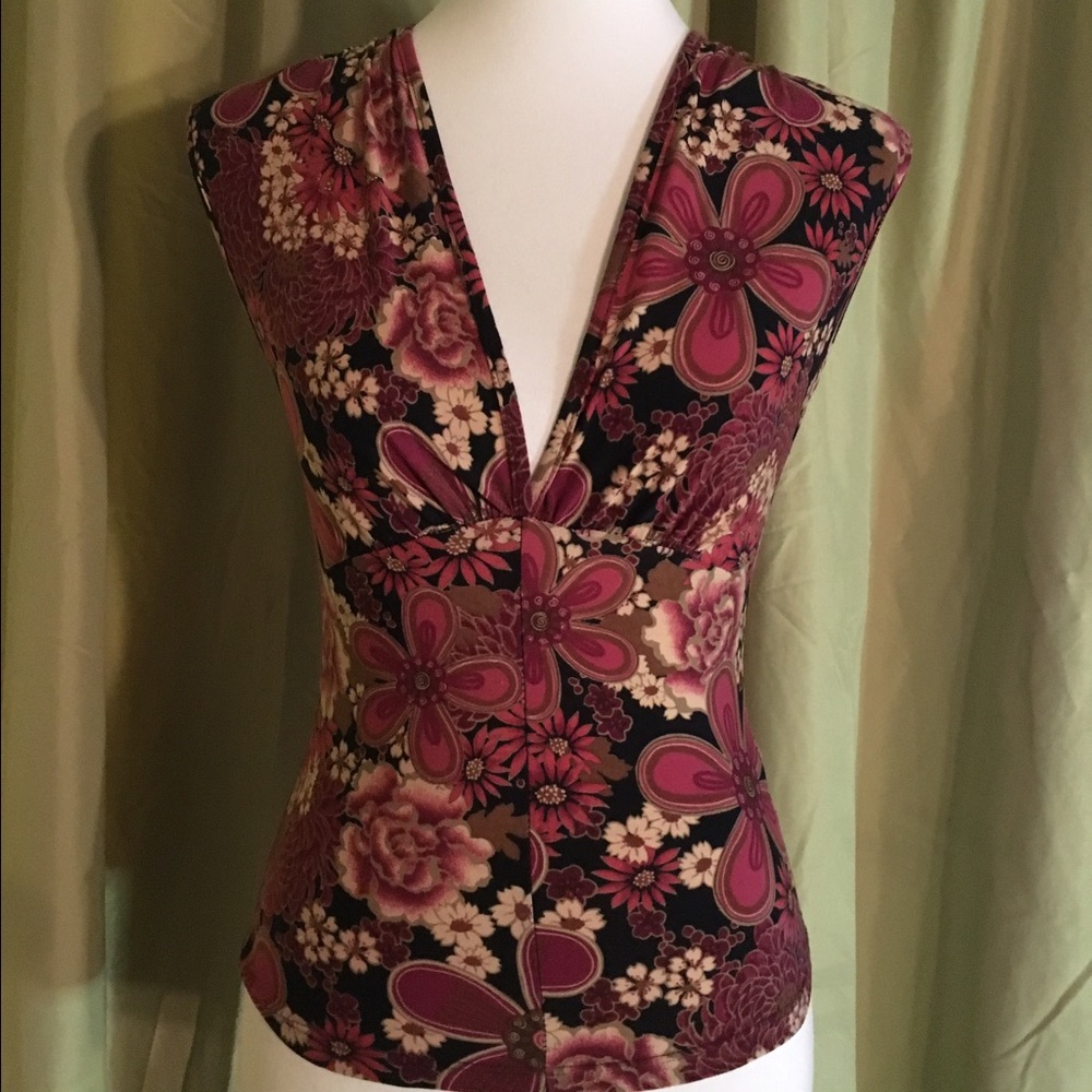 LOW CUT TOP. Size SMALL