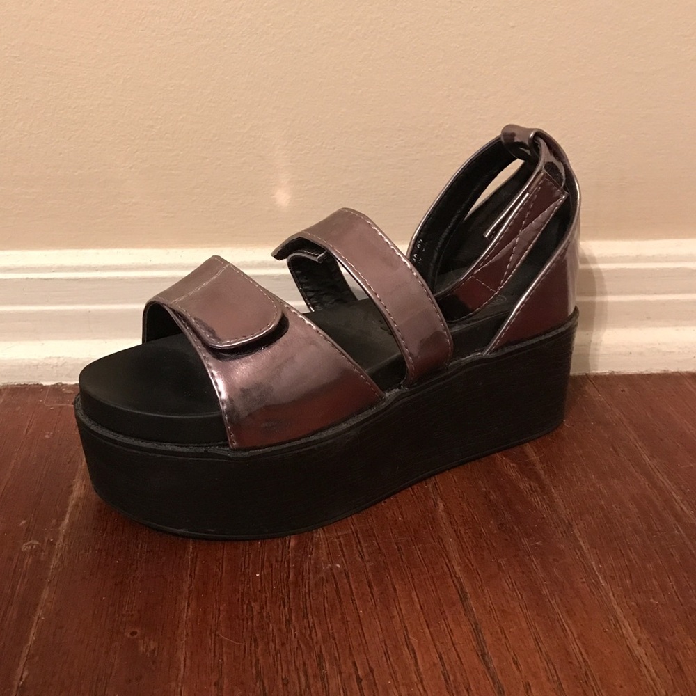 Metallic flatform sandal