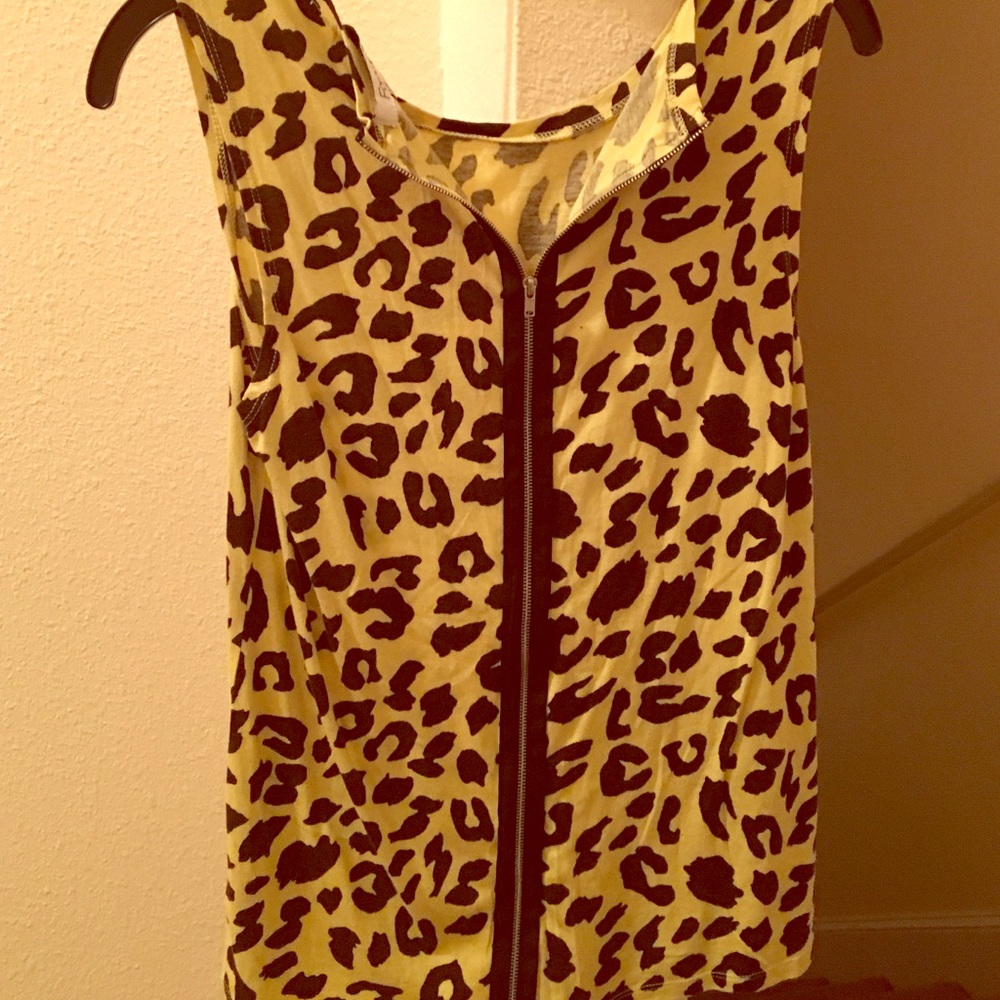 Sleeveless, zip up, cheetah print top! 🔥