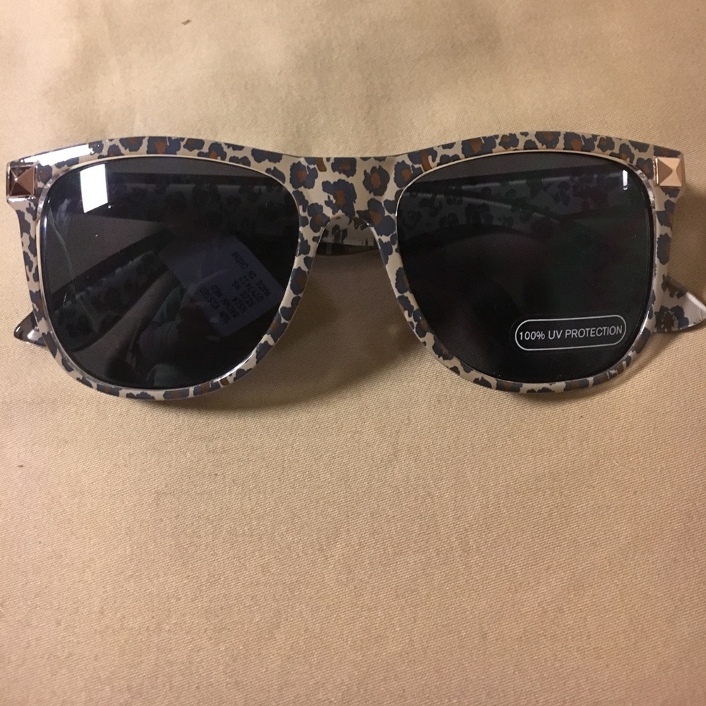 Leopard print studded sunglasses!