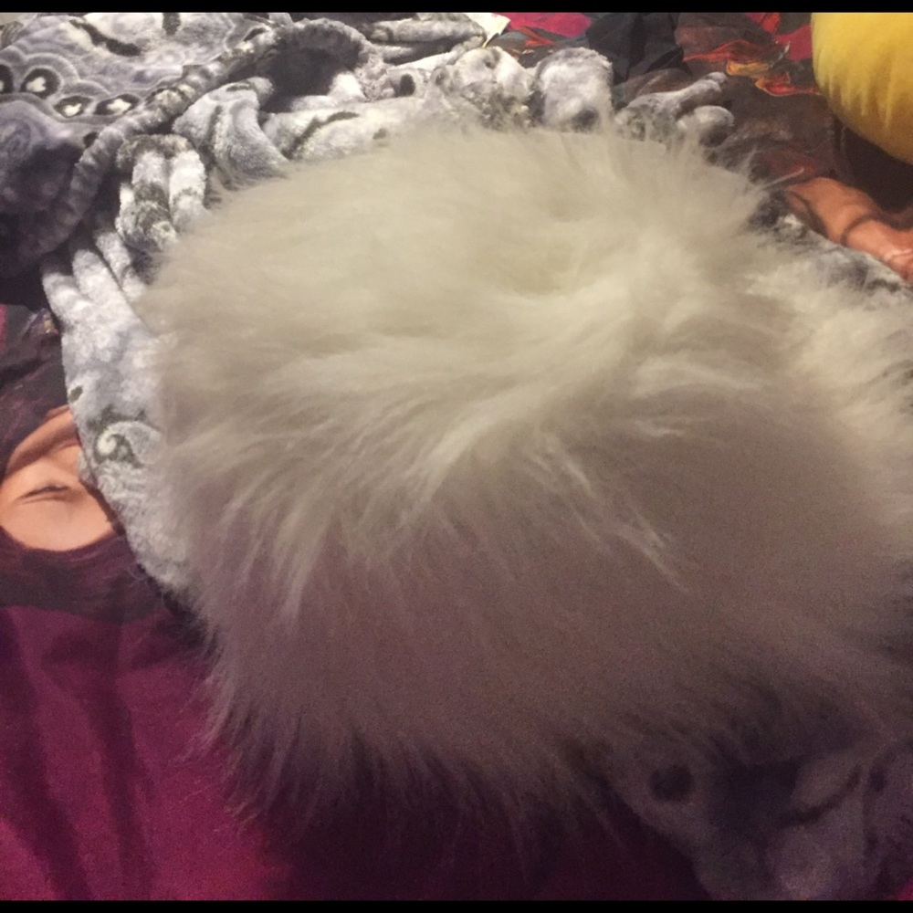 Fluffy hat is so fluffy and cute???