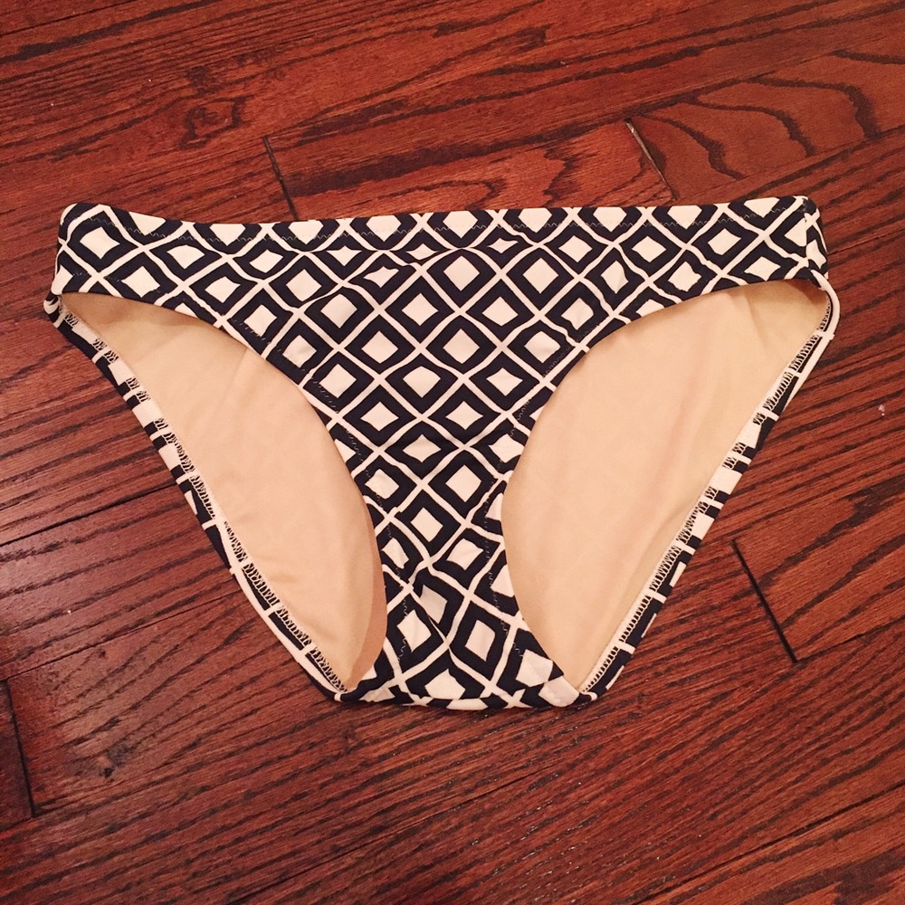 Patterned bathing suit bottom never worn