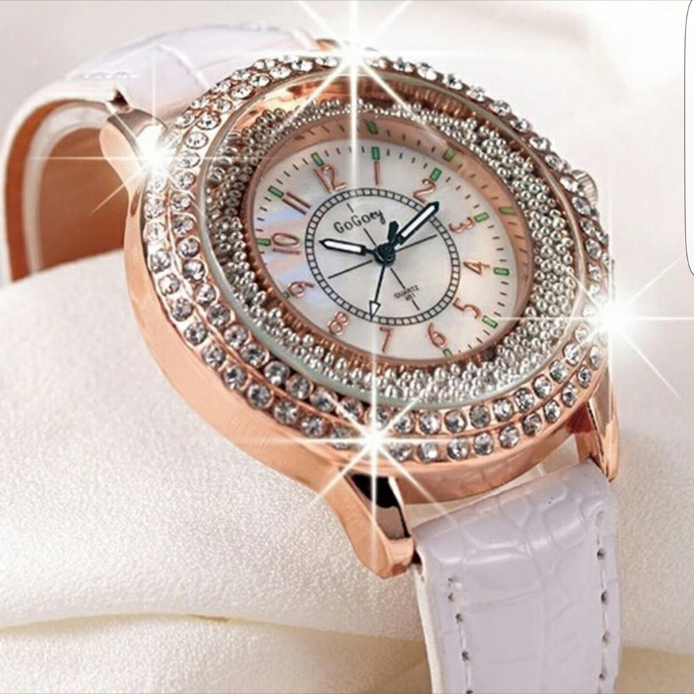 White Women's Fashion Retro Leather Watch. NWT.
