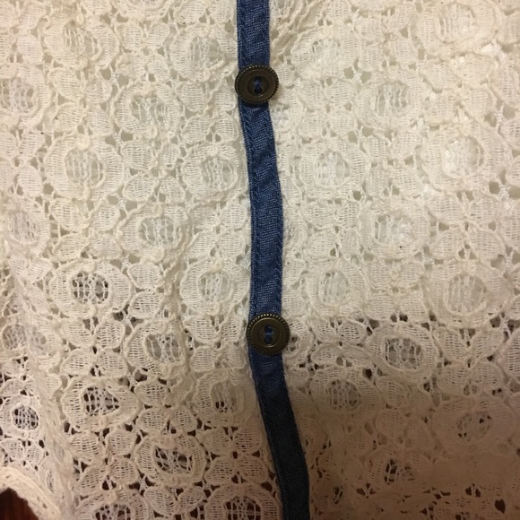 Cream lace crop top. - Picture 2 of 4