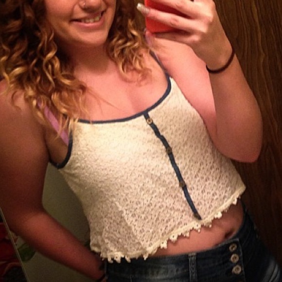 Cream lace crop top. - Picture 4 of 4